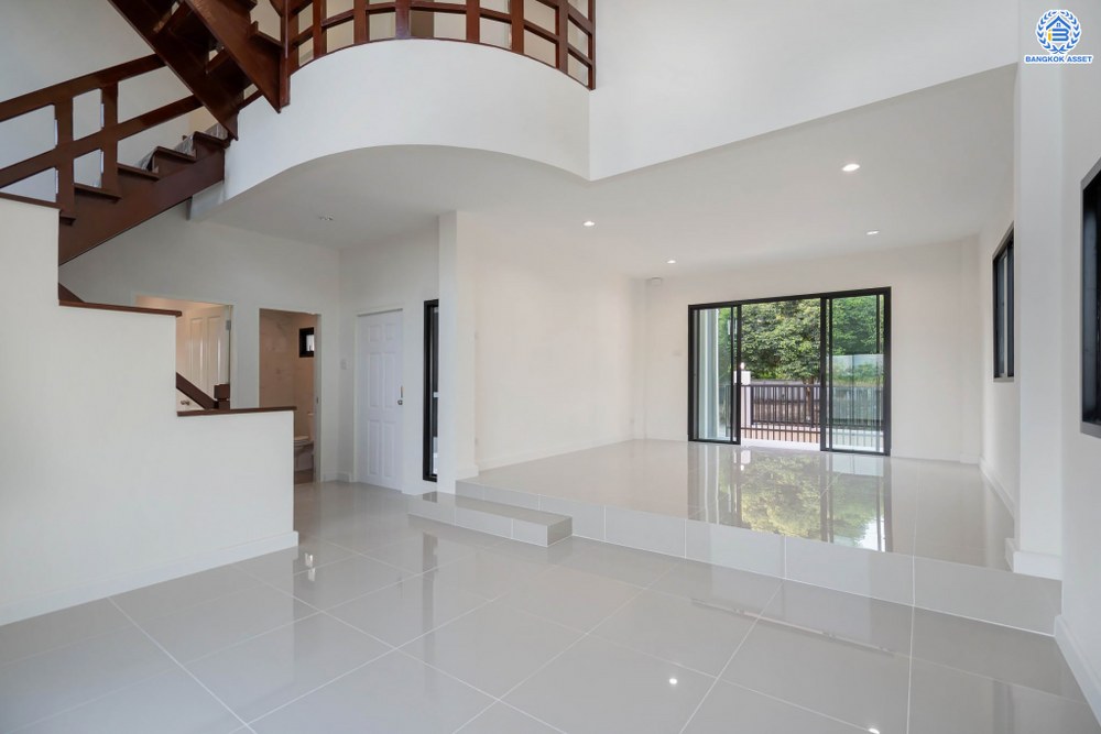 บ้านมือสองตกแต่งใหม่ โครงการ ดิเอมเมอรัลด์การ์เด้น ทวีวัฒนา เนื้อที่ 80 ตร.ว. ฟังก์ชัน 4 ห้องนอน 3 ห้องน้ำ จอดรถได้ 2 คัน บนทำเลศักยภาพเชื่อมต่อหลายเส้นทาง ทั้ง ถนนทวีวัฒนา, ถนนพุทธมณฑลสาย4, ถนนบรมราชชนนี ใกล้เซ็นทรัลปิ่นเกล้า และมหาวิทยาลัยมหิดล